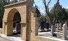 Повреждения каменной арки на караимском секторе городского кладбища Евпатории